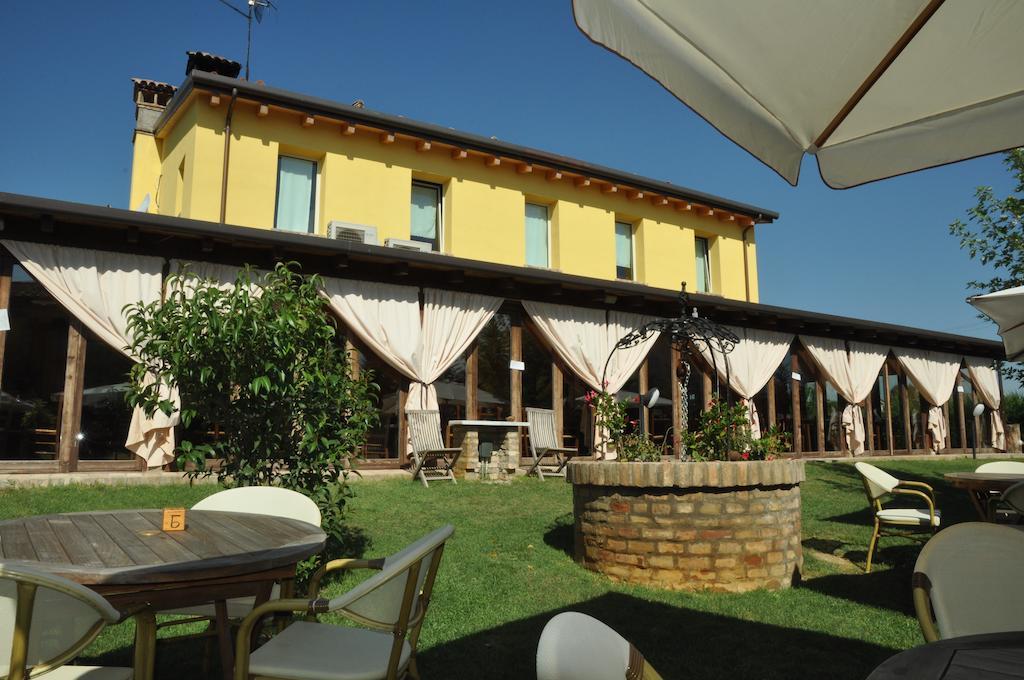 Osteria E Locanda Del Viaggiatore 루시 외부 사진